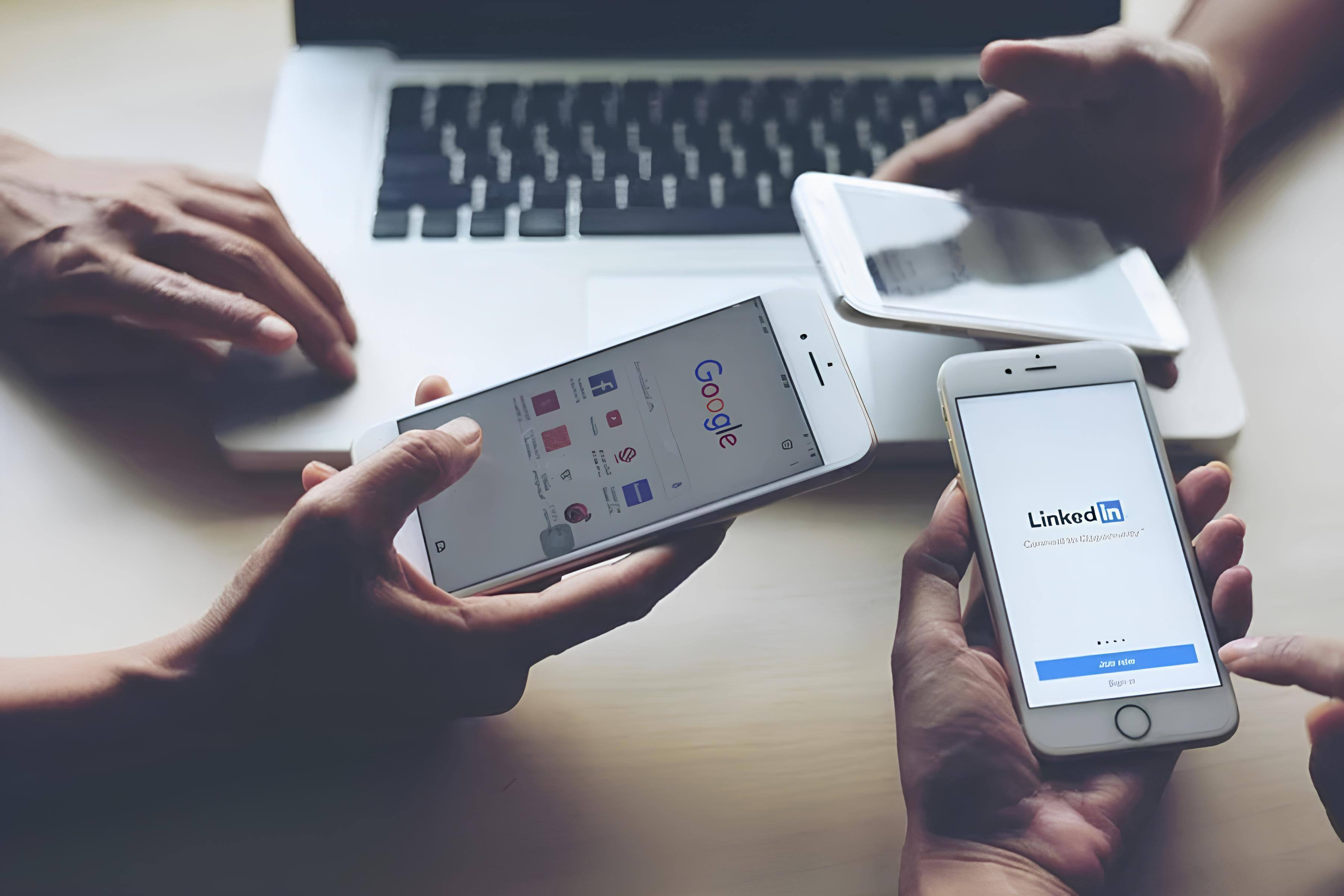 Tre personer kigger på forskellige jobsøgningsapps