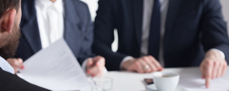 Chef kigger en kandidats referencer igennem