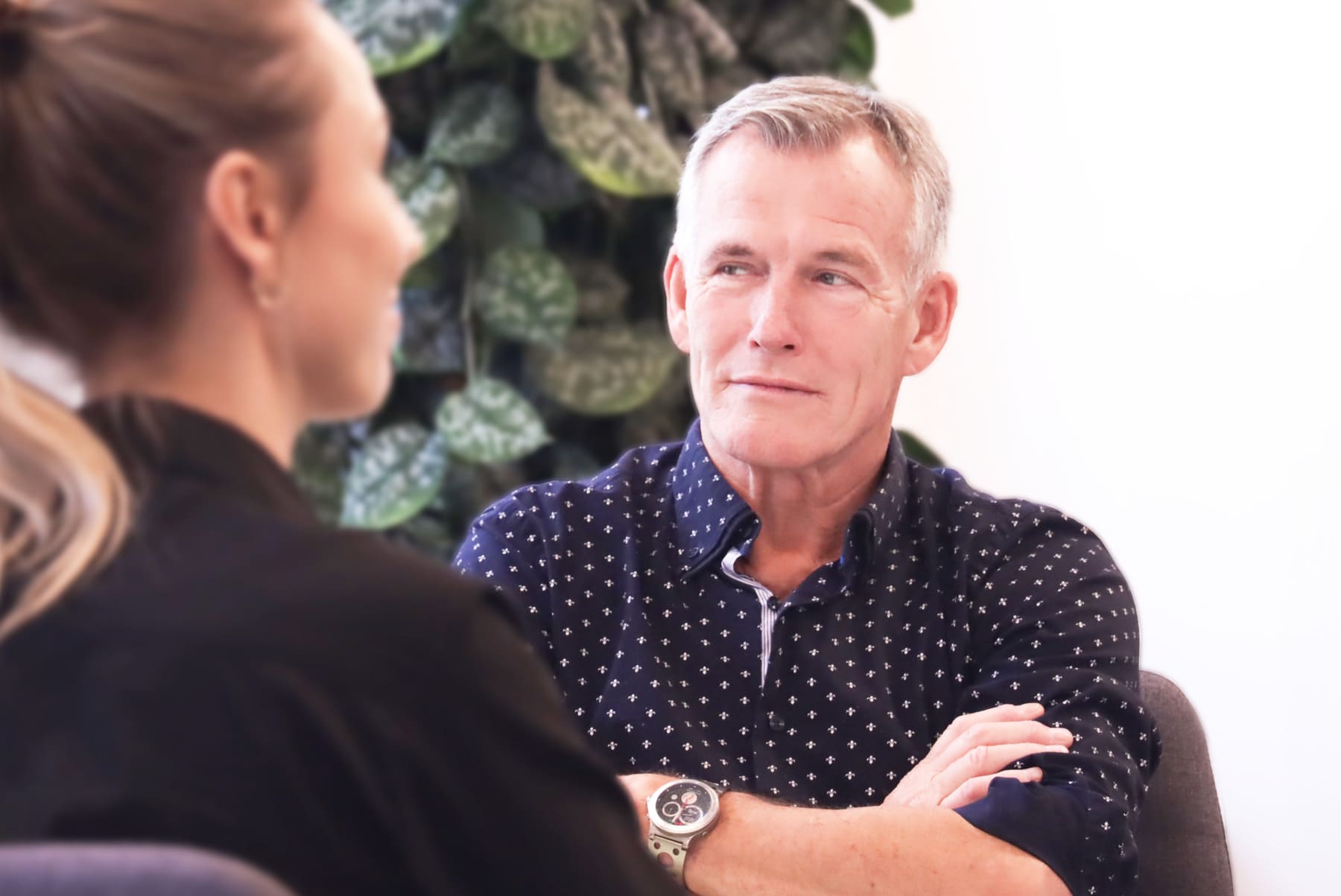 Mand med korslagte arme til jobsamtale