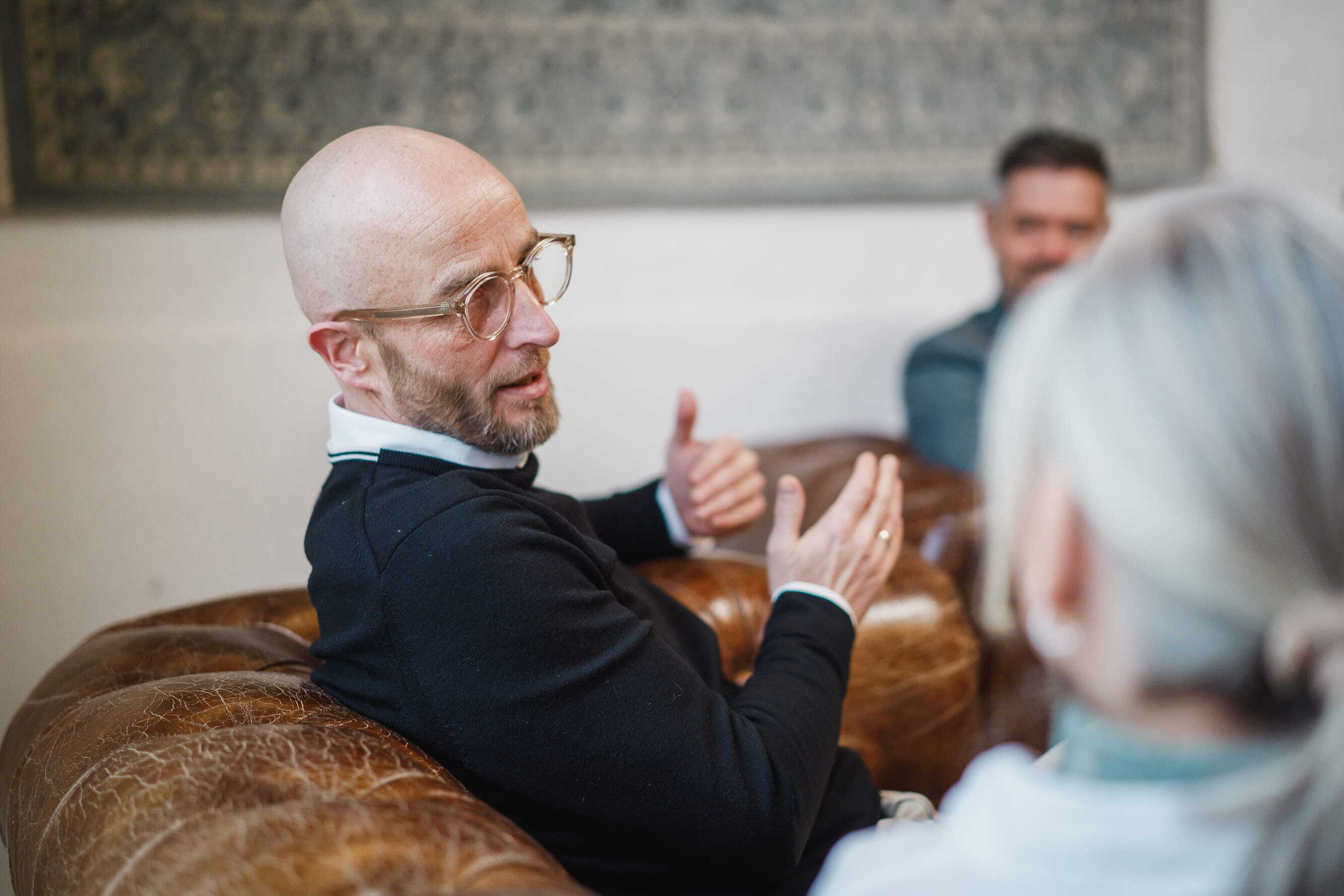 Medarbejdere i samtale