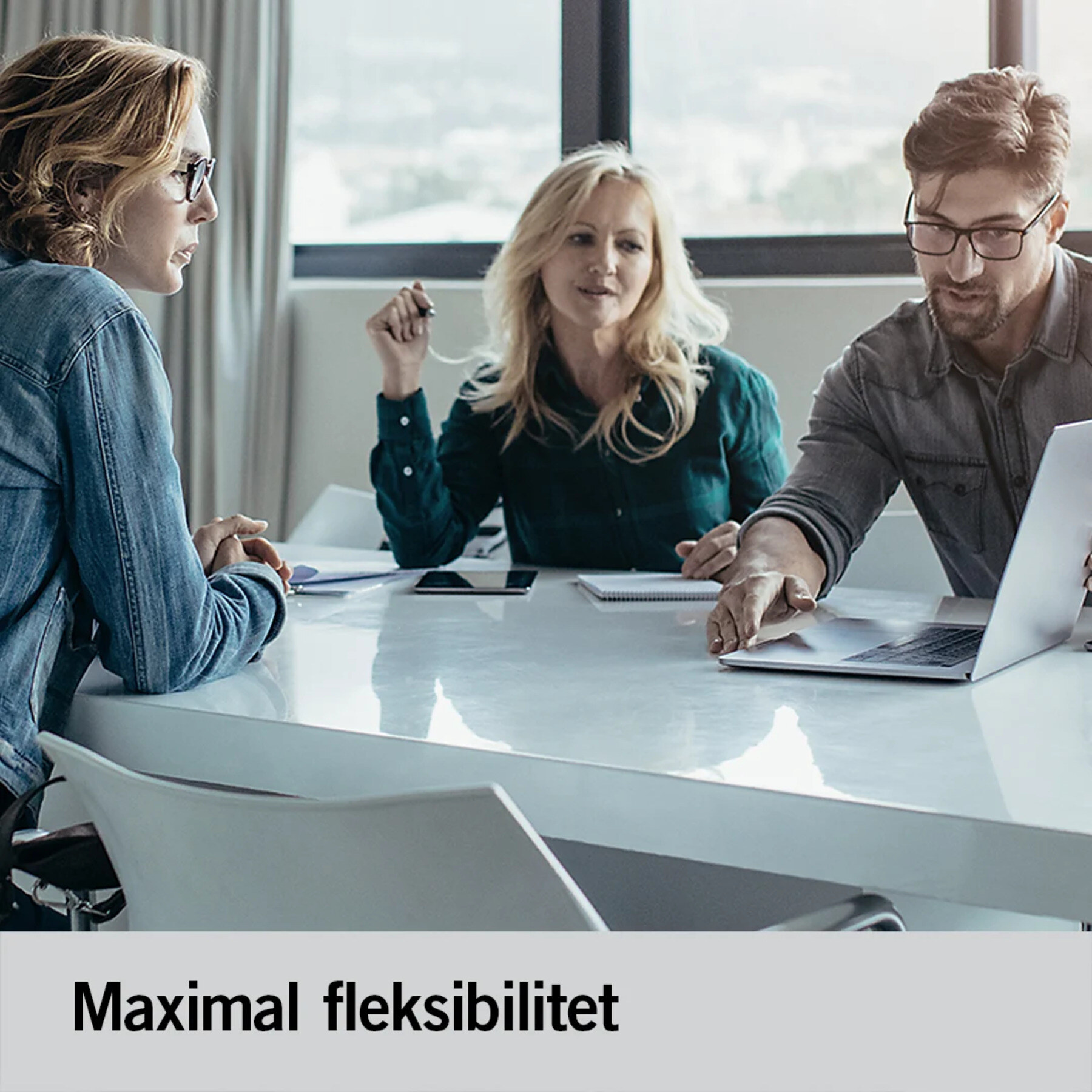 Tre personer kigger på outplacement