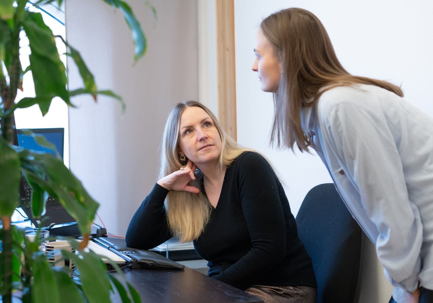 To kollegaer der snakker sammen